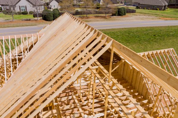 maison en construction avec une structure en bois