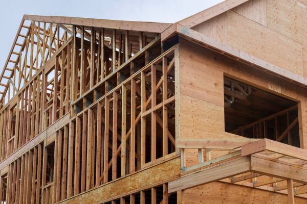 maison avec une structure en bois