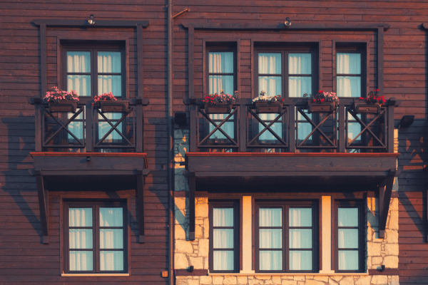 bâtiment résidentiel avec bardage bois