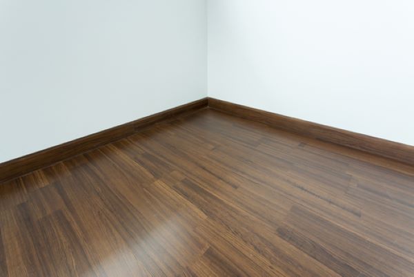 plinthe en bois dans une salle