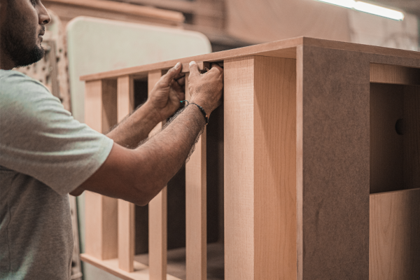réparation d'un meuble en bois 
