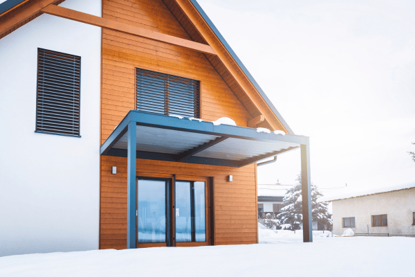 maison avec bardage bois et climat enneigé