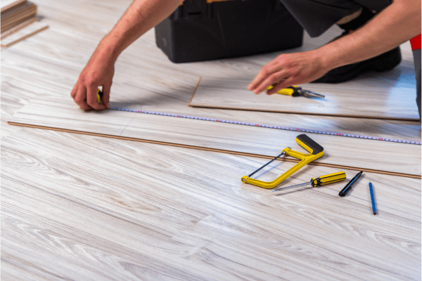découpes spécifiques de parquet stratifié