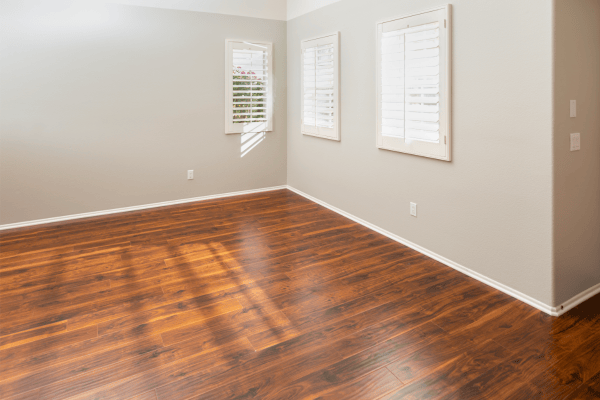 salle avec un parquet en bois stratifié