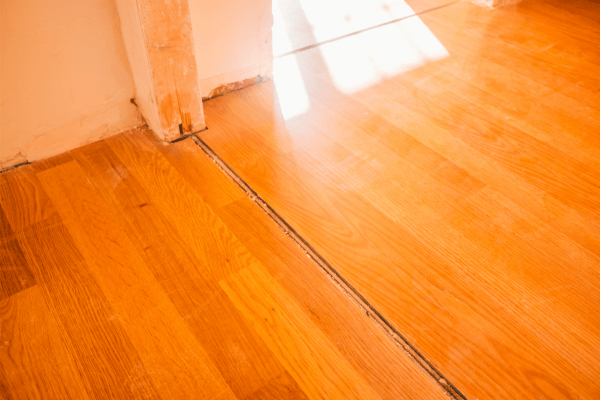 parquet en bois huilé dans une salle en finition