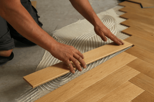 pose en chevrons de parquet en bois