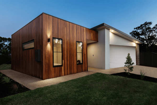 maison moderne basse avec façade en bois