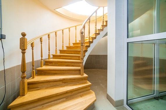 Escalier sur mesure dans un espace semi-pro