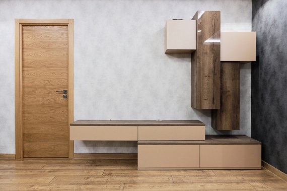 porte semi massive dans un salon