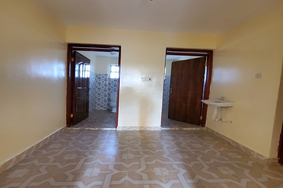 deux portes en mélamine dans un espace de vie