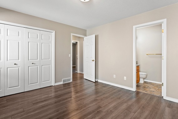 porte massive dans une pièce de maison