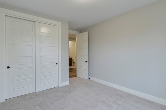 portes laquées dans un intérieur de maison