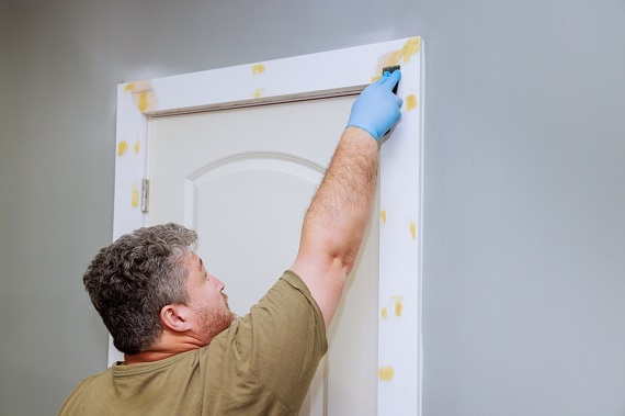 personne qui peint une porte