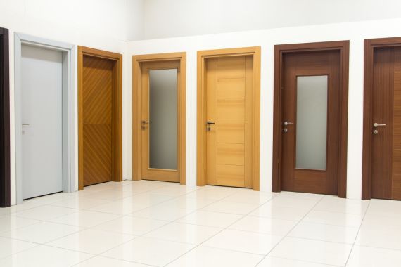 Choix entre plusieurs portes intérieures